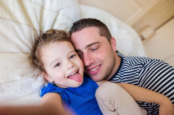 Baba ve kızı alarak selfie — Stok fotoğraf