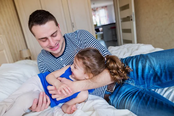 Vader met plezier met dochtertje — Stockfoto