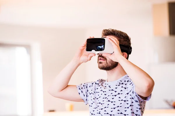 Mężczyzna w goglach wirtualnej rzeczywistości — Zdjęcie stockowe