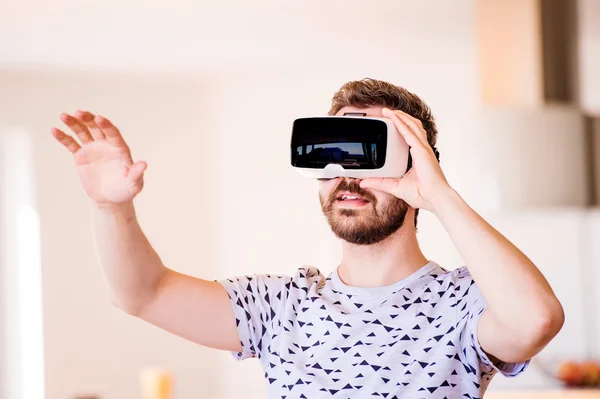 Homem vestindo óculos de realidade virtual — Fotografia de Stock