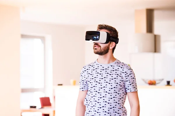 Man wearing virtual reality goggles — Stock Photo, Image