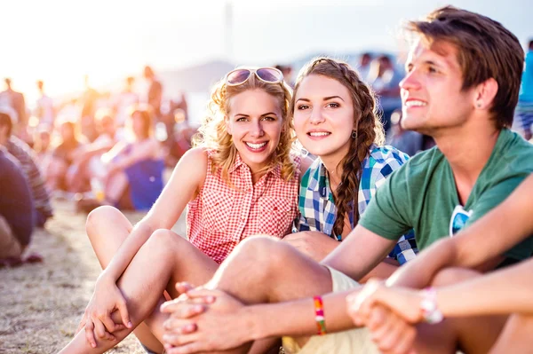 Teenagers at summer music festival — Stock Photo, Image