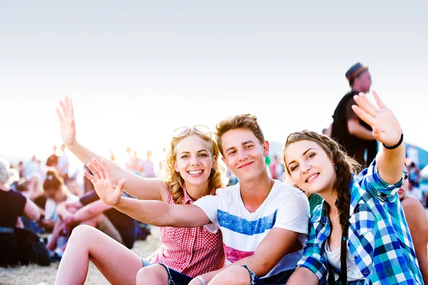 Подростки на летних музыкальных фестивалях — стоковое фото