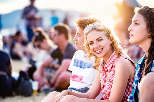 Teenagers at summer music festival — Stock Photo, Image