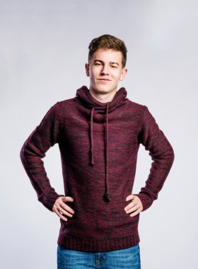 Boy kot pantolon ve kazak, genç adam, stüdyo çekim