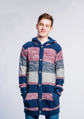 Boy kot pantolon ve kazak, genç adam, stüdyo çekim