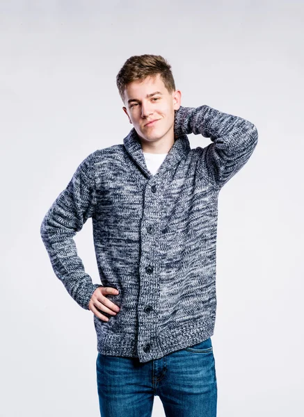 Αγόρι με τζιν και πουλόβερ, νεαρός άντρας, φωτογραφία από στούντιο — Φωτογραφία Αρχείου
