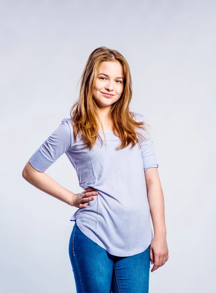 Ragazza in jeans e t-shirt, giovane donna, ripresa in studio — Foto Stock