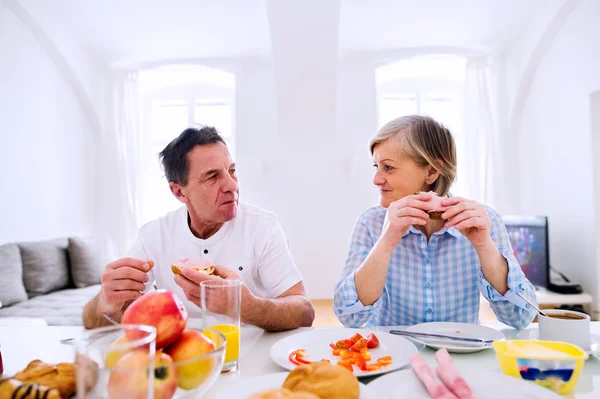 Uomini e donne anziani che fanno colazione. Mattina soleggiata . — Foto Stock