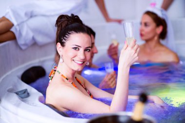 Gelin ve nedime tavuk parti sağlık merkezinde kutluyor