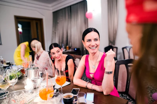 Novia alegre y damas de honor celebrando despedida de soltera con bebidas — Foto de Stock