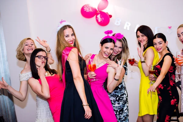 Noiva alegre e damas de honra comemorando a festa das galinhas com bebidas — Fotografia de Stock