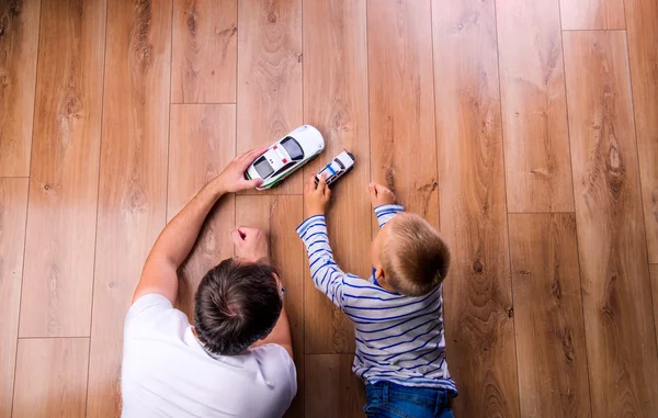 Father with son playing with cars — Stock Photo, Image