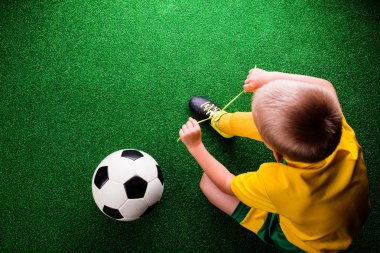 yeşil çim karşı küçük futbolcu 