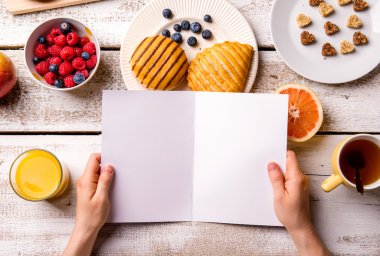 kahvaltı yemeği ile tebrik kartı.