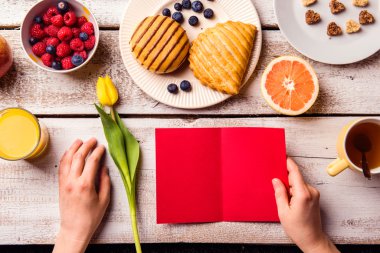 kahvaltı yemeği ile tebrik kartı.