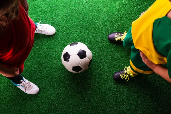 Yeşil çimde iki küçük futbolcu — Stok fotoğraf