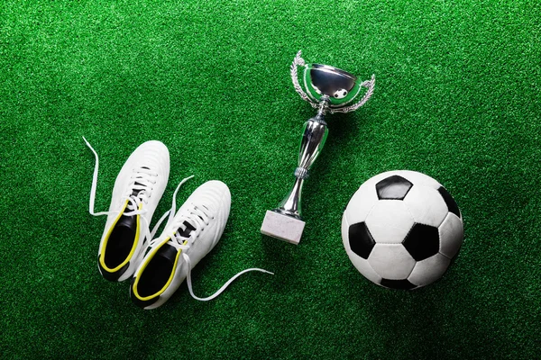 Bola de futebol, chuteiras e troféu — Fotografia de Stock