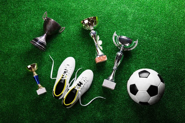 Pelota de fútbol, tacos y trofeos — Foto de Stock