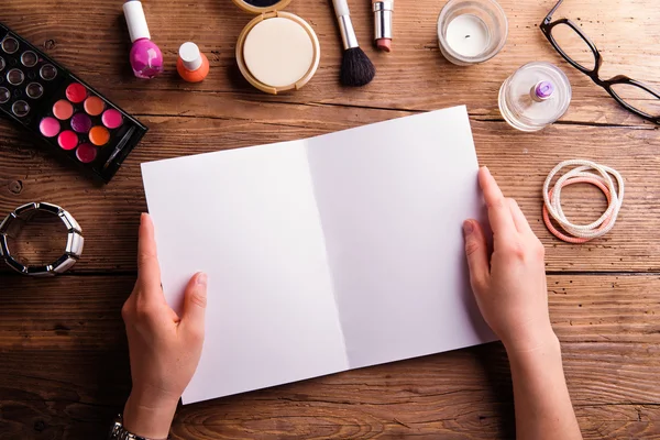 Make-up-Produkte und Grußkarte — Stockfoto