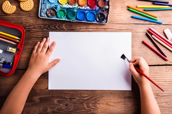 Girl painting on empty sheet of paper — Stock Photo, Image