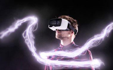 Adam sanal gerçeklik gözlüğü takıyor. 