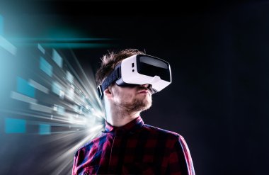 Adam sanal gerçeklik gözlüğü takıyor..  