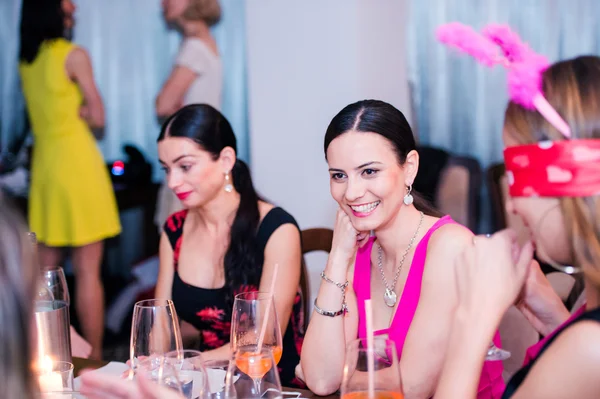 Nevěsta a družičky slaví hen party — Stock fotografie