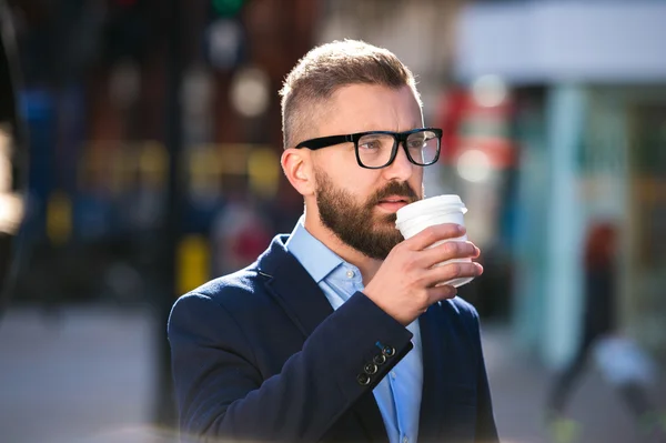 Empresário bebendo café em Londres — Fotografia de Stock