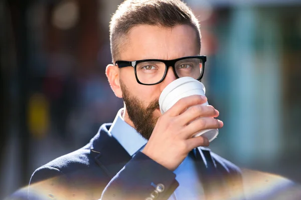 Empresário bebendo café em Londres — Fotografia de Stock