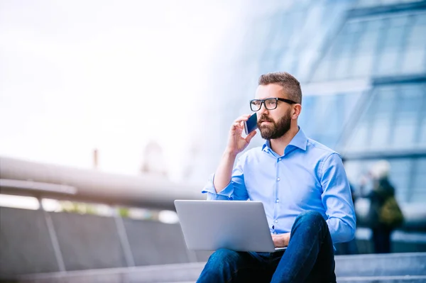 Gestionnaire avec ordinateur portable et téléphone intelligent — Photo