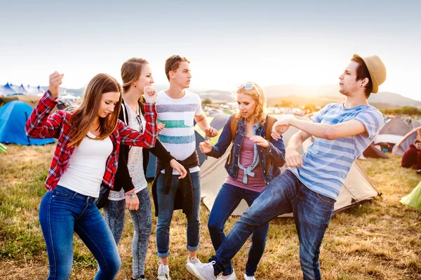 Teenagers at summer music festival dancing — Stock Photo, Image
