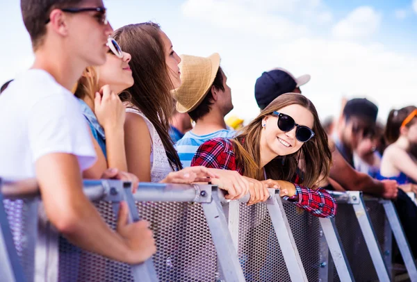 Adolescentes no festival de música de verão — Fotografia de Stock