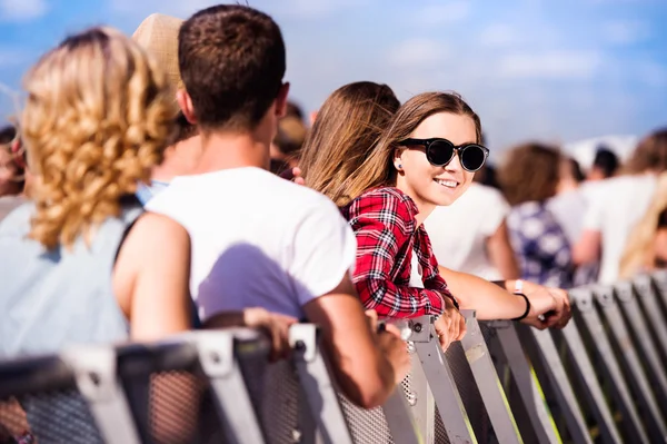 Adolescentes no festival de música de verão — Fotografia de Stock