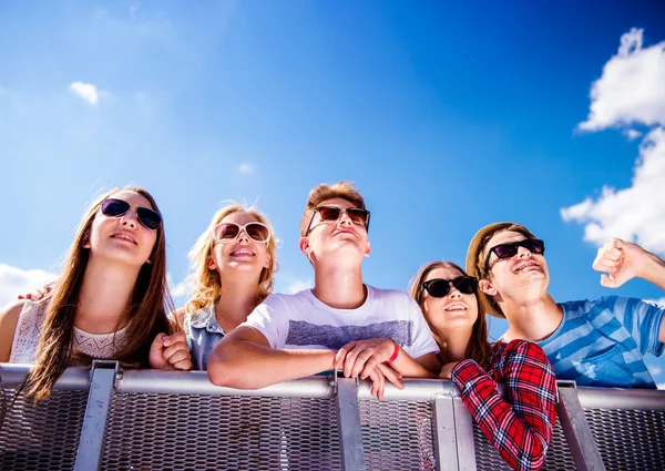 Tonåringar på summer music festival — Stockfoto