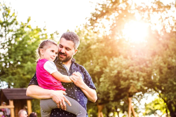 Vater mit kleiner Tochter draußen im Park — Stockfoto