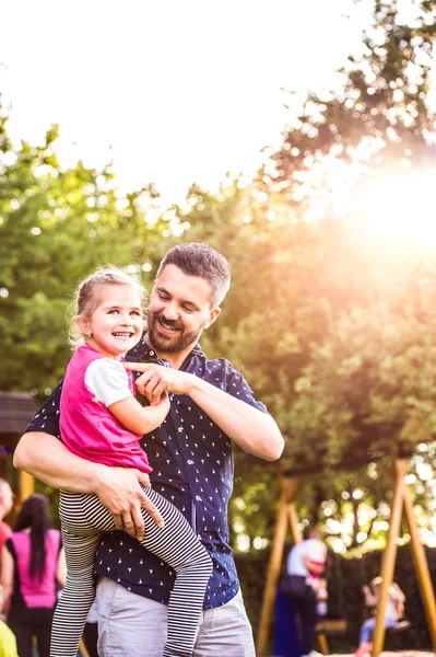 Père avec sa petite fille dehors dans le parc — Photo