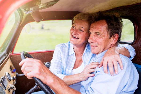 Närbild på äldre par inuti en pickup — Stockfoto