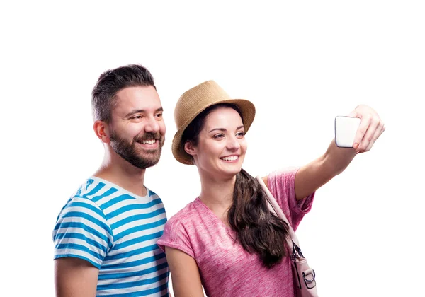 Couple in summer clothes with smartphone, taking selfie — Stock Photo, Image