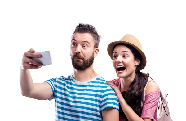 Couple in summer clothes with smartphone, taking selfie — Stock Photo, Image