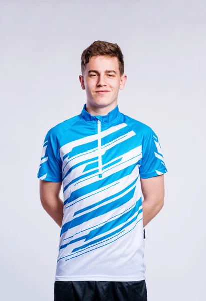 줄무늬에서 소년 스포츠 t-셔츠, 젊은 남자, 스튜디오 촬영 — 스톡 사진
