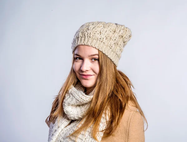 Девушка в коричневом пальто, шарф и шляпа, студия — стоковое фото