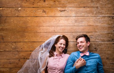 Genç çift ahşap arka plan karşı bir katta yalan