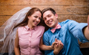 Genç çift ahşap arka plan karşı bir katta yalan