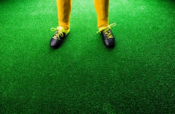 Petit footballeur méconnaissable contre l'herbe verte, studi — Photo