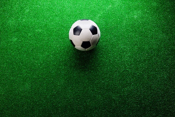 Pelota de fútbol contra césped artificial. Grabado en estudio. Copiar espacio . — Foto de Stock