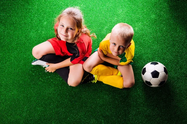 Dos futbolistas irreconocibles contra hierba verde —  Fotos de Stock