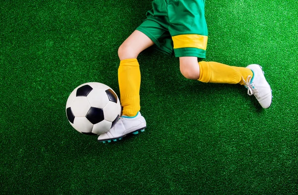 Pequeño jugador de fútbol irreconocible contra hierba verde, studi —  Fotos de Stock