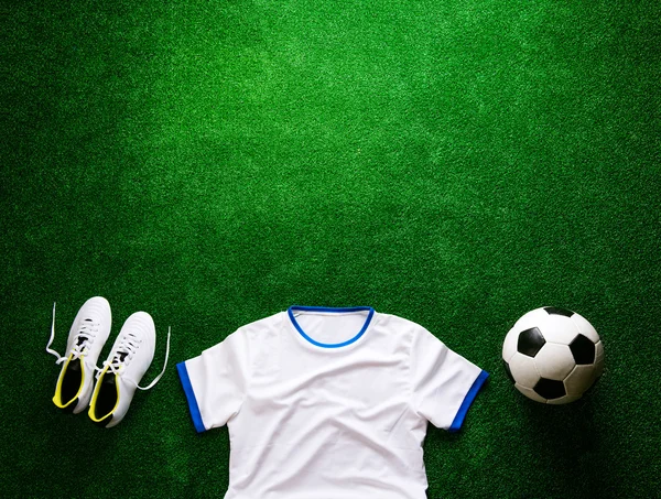 Soccer Ball, cleats en wit t-shirt tegen kunstgras — Stockfoto