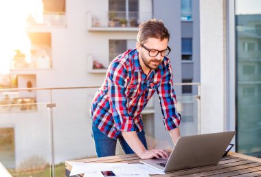 İşadamı Balkonda duran laptop, evden çalışma